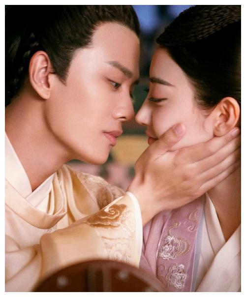 不过当时剧里另一位女演员的眼睛也很出戏:之后,景甜和陈晓搭档的