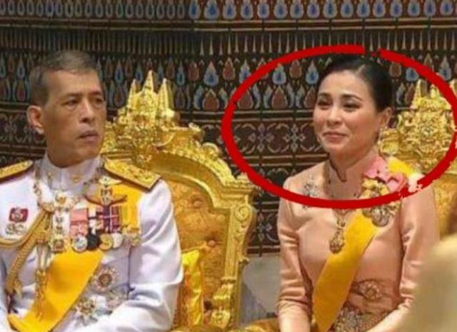 人妻丝袜中文无码AV影音先锋_少年夫妻老来伴!苏提达穿高跟鞋难下楼,67岁泰王贴心弯腰搀扶