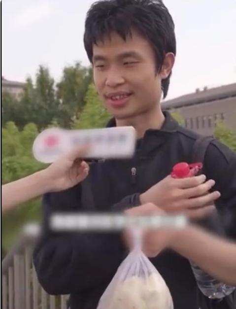 北大数学大神手提馒头矿泉水接受采访我等学渣只想追求美食休闲区蓝鸢梦想 - Www.slyday.coM 北大数学大神手提馒头矿泉水接受采访我等学渣只想追求美食休闲区蓝鸢梦想 - Www.slyday.coM