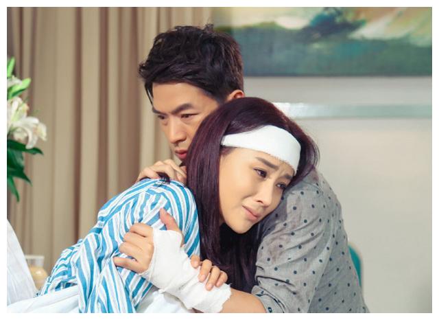 所以这部由姚芊羽,李威领衔主演的《好妻子》一上映就备受欢迎,可能也