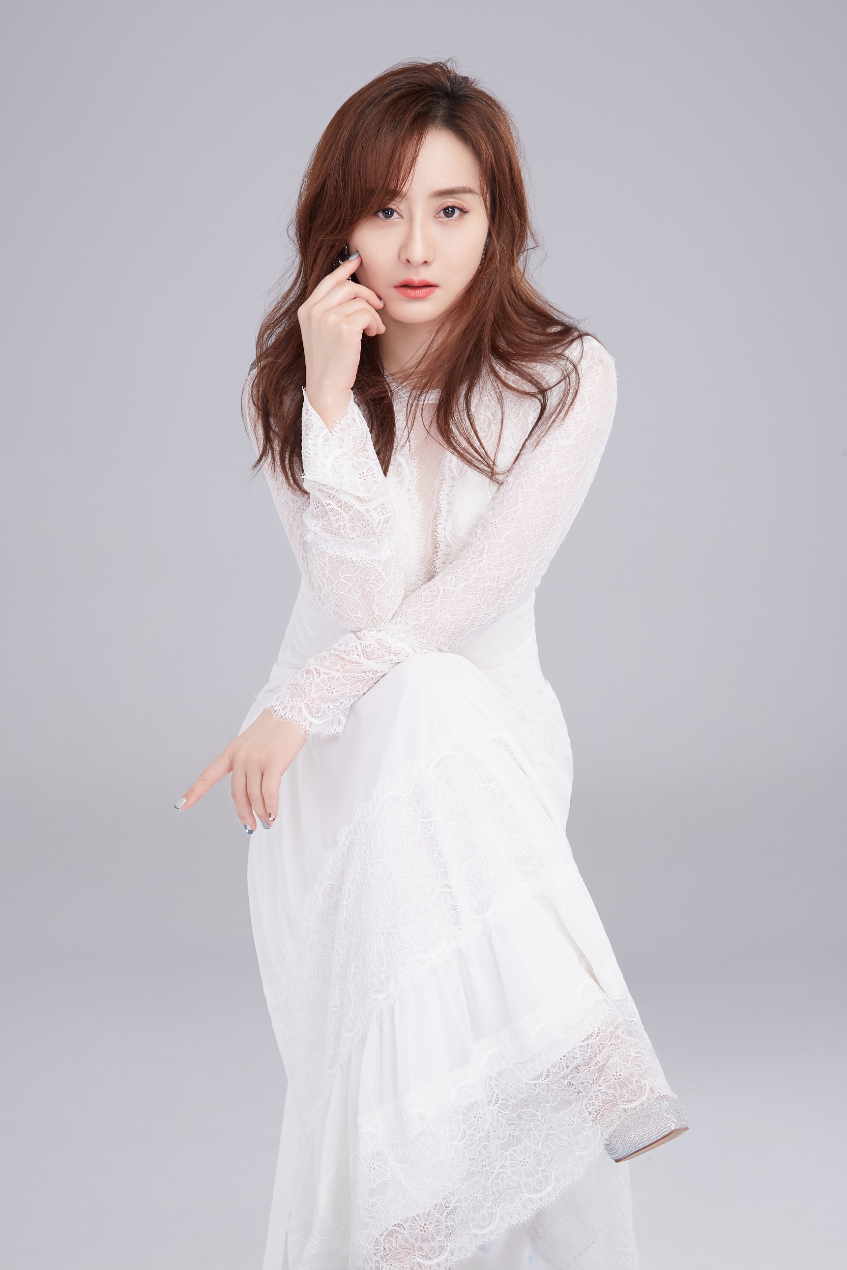 首次曝光的个人海报中,陈德容眼眸含泪,低眉沉思,楚楚动人的表情,将人