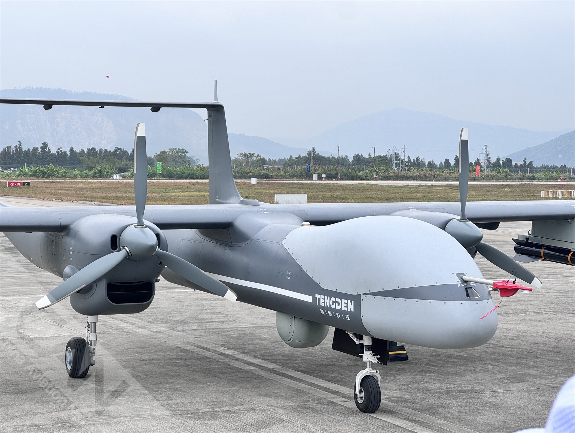 四川腾盾科创"双尾蝎b"在中国航展展出.摄影:潘力成,惠佩