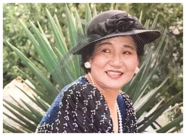 1999年春节后,赵丽蓉将照片交给保姆:这个就当是我最后的遗照