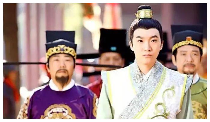 他和宋真宗赵恒一母同胞,元德皇后一共就生下这两个儿子,长子赵元佐是