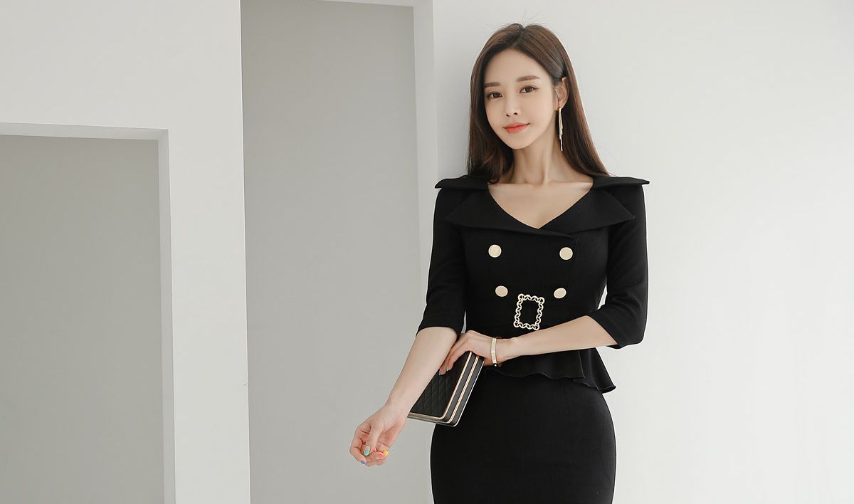 孙允珠高清美图:旋叶雕花端庄温雅双扣职场裙