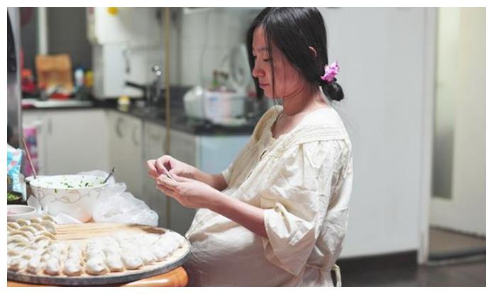 最独立孕妇走红挺着8个月大肚子无人照顾独自操劳孕妇餐