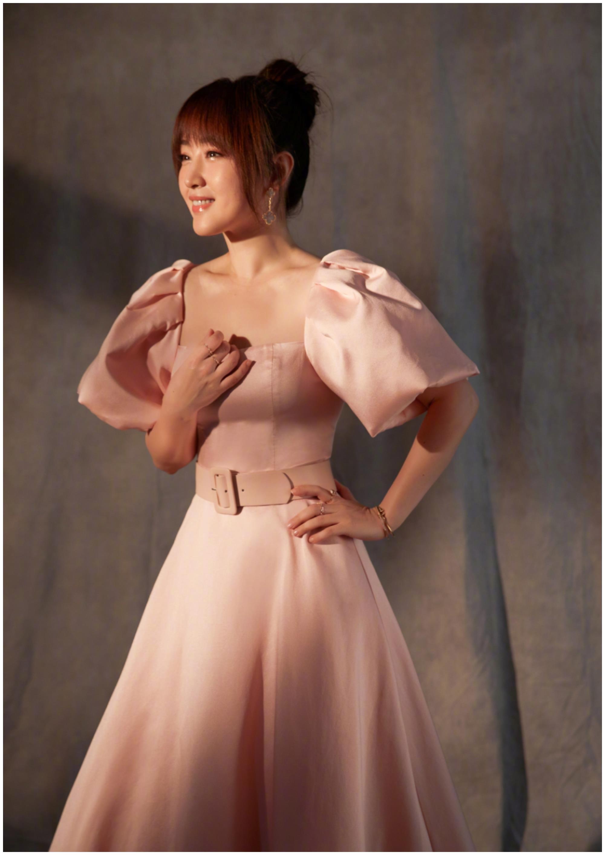 杨钰莹不老是假的,穿的漂亮是真的,普通t恤配牛仔裤很惊艳