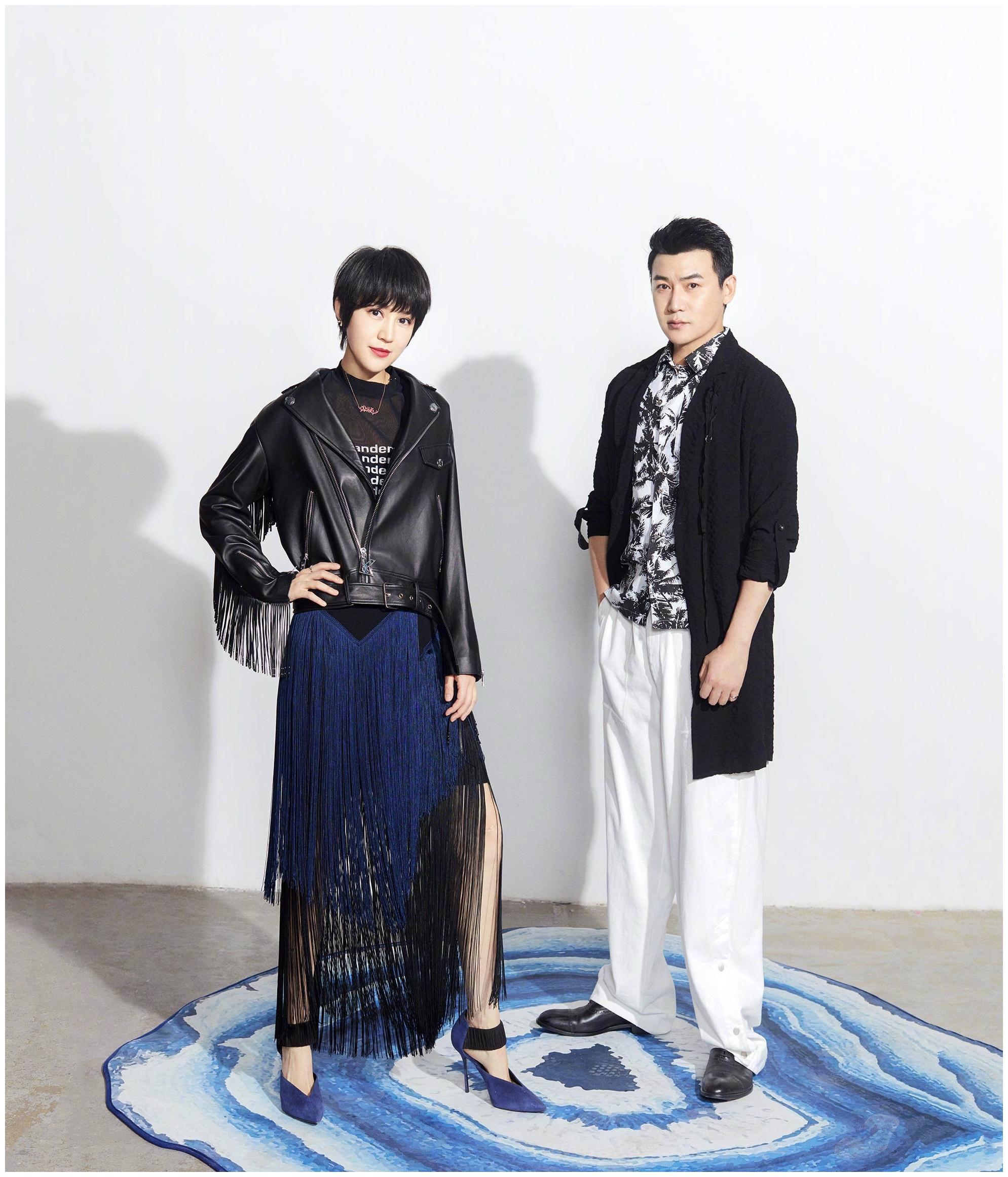 陆毅鲍蕾夫妇现身机场,穿休闲装全程手牵手,结婚20年感情仍好