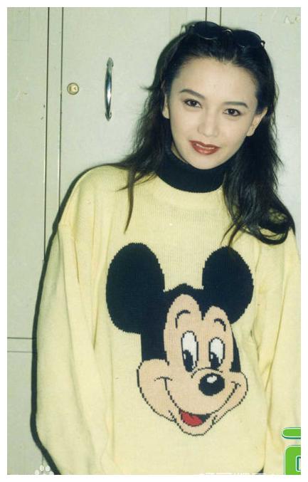 还记得梁朝伟前女友曾华倩吗她55岁长这样