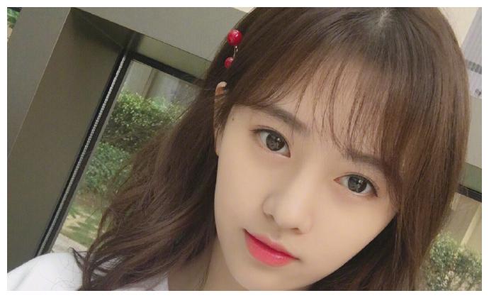 鞠婧祎喜欢他8年,迪丽热巴见了他就脸红,他是有多大的魅力?