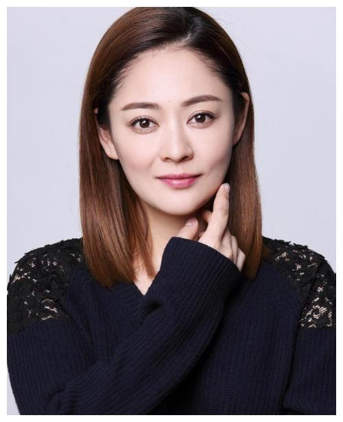 出道5年后,她才得到了演主角的机会, 是和黄晓明合作的《花妮妹妹》.