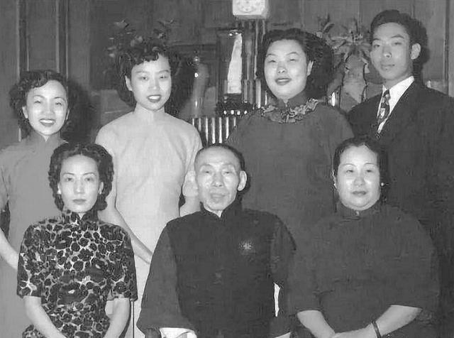 5,杜月笙五位夫人集结完成孟小冬十七岁的时候就已经在戏曲行业唱出了