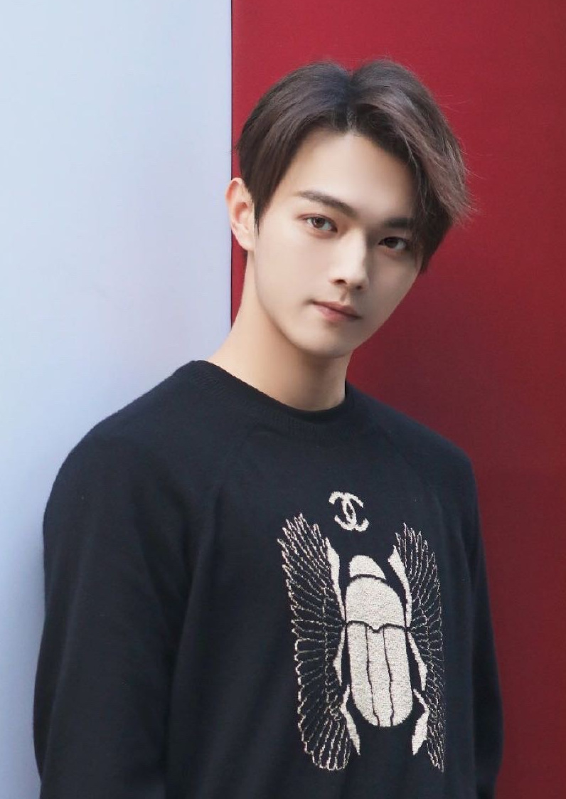 152斤许凯搭配一身黑色造型更加帅气