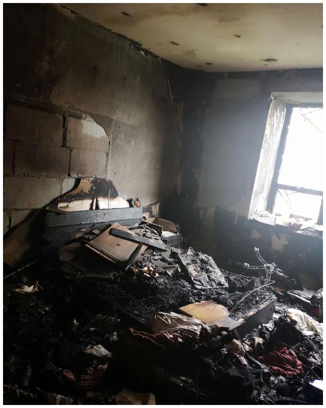 上海一群租房住5户人家,给电瓶充电引发火灾,所幸均逃生无伤亡