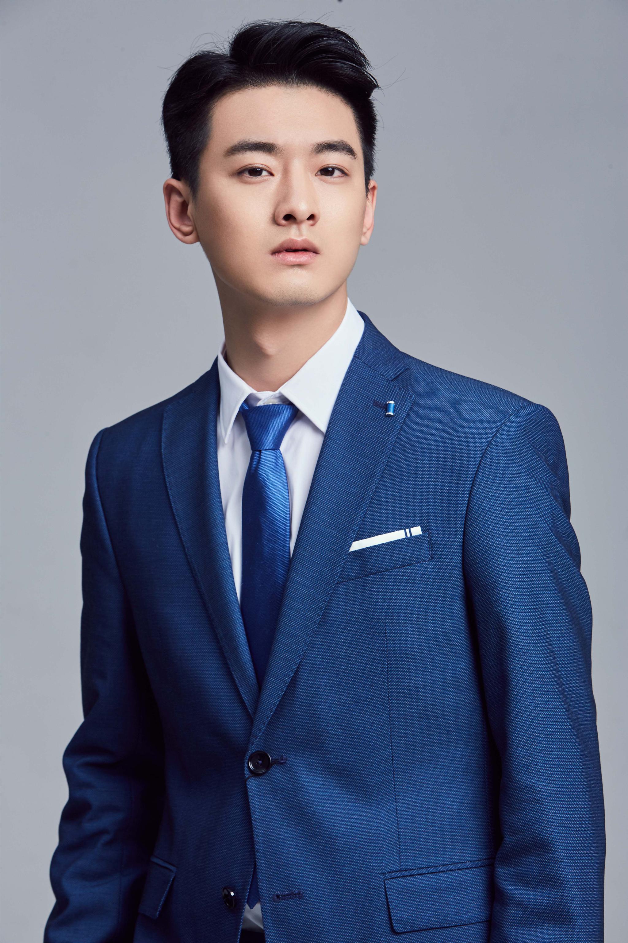 王泽轩精英职场范写真 亦正亦邪眼神杀