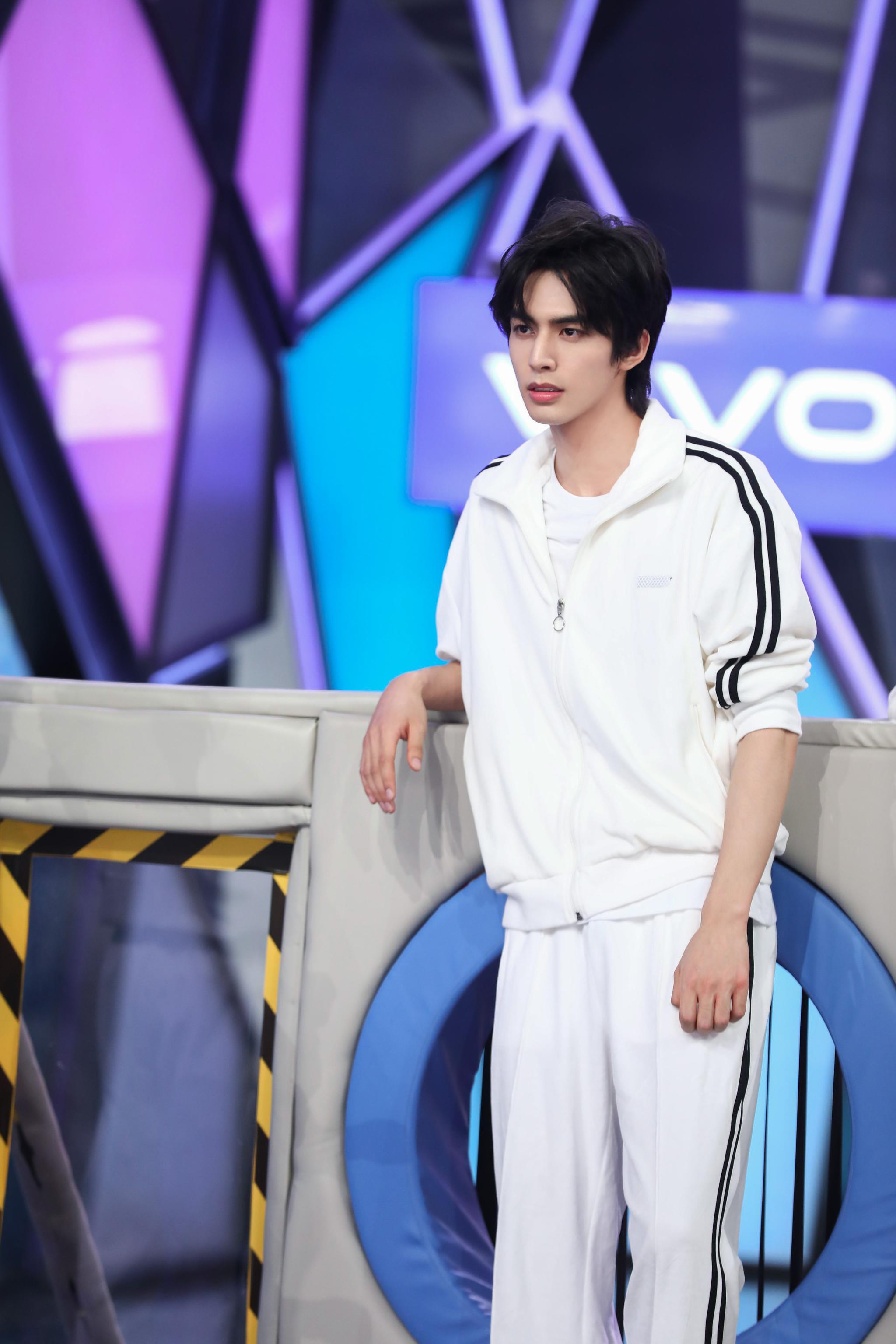 宋威龙节目秀舞姿 制造惊喜献祝福