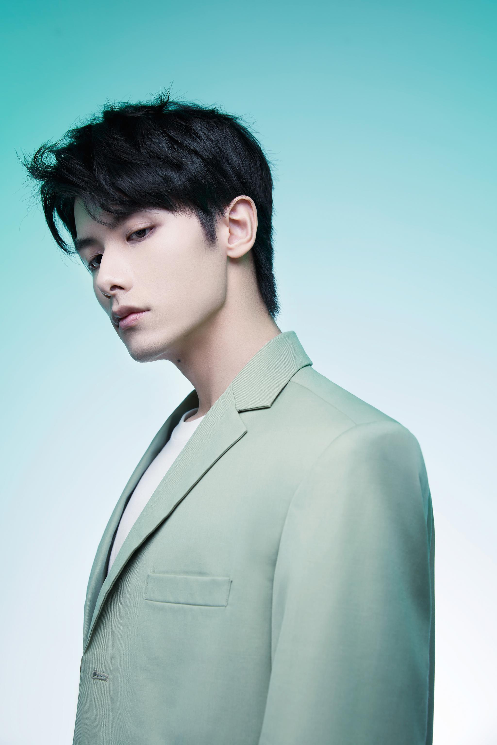 目前,由赵弈钦主演的《99分女朋友》正在优酷热播中