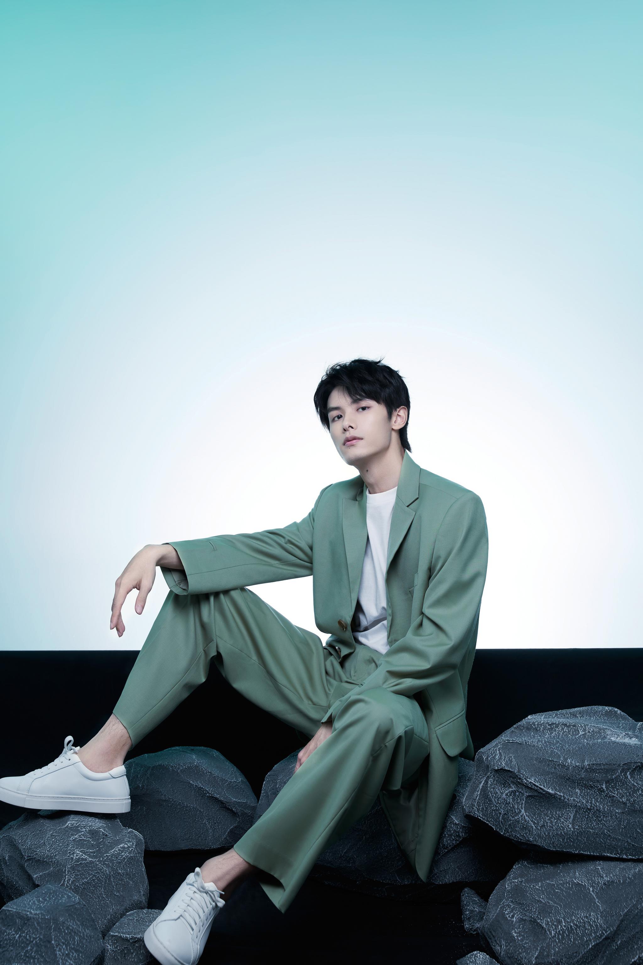 目前,由赵弈钦主演的《99分女朋友》正在优酷热播中