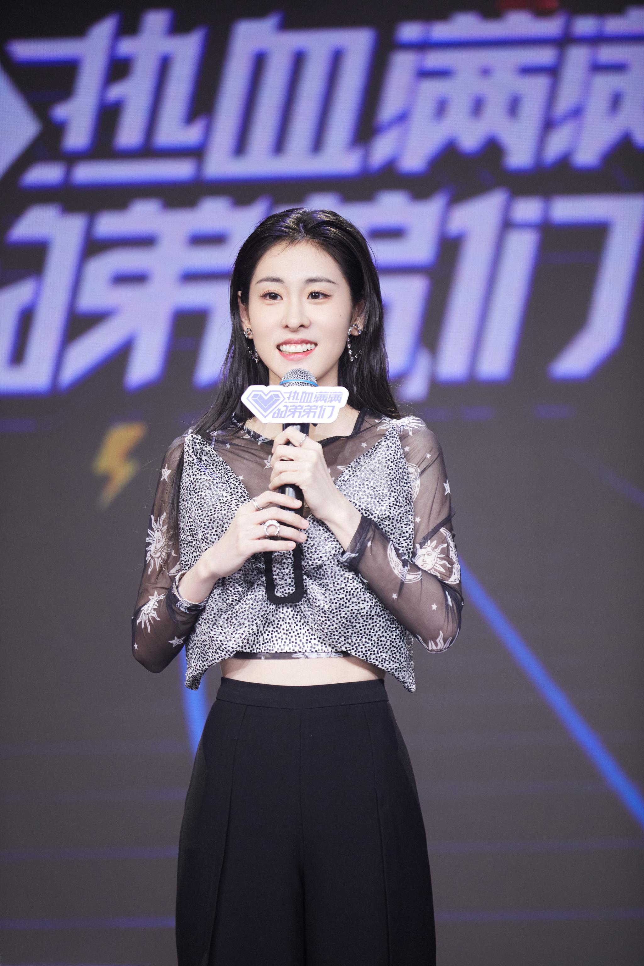 张碧晨首发《热血满满的弟弟们》明星经理人 送热水袋欢乐多|张碧晨