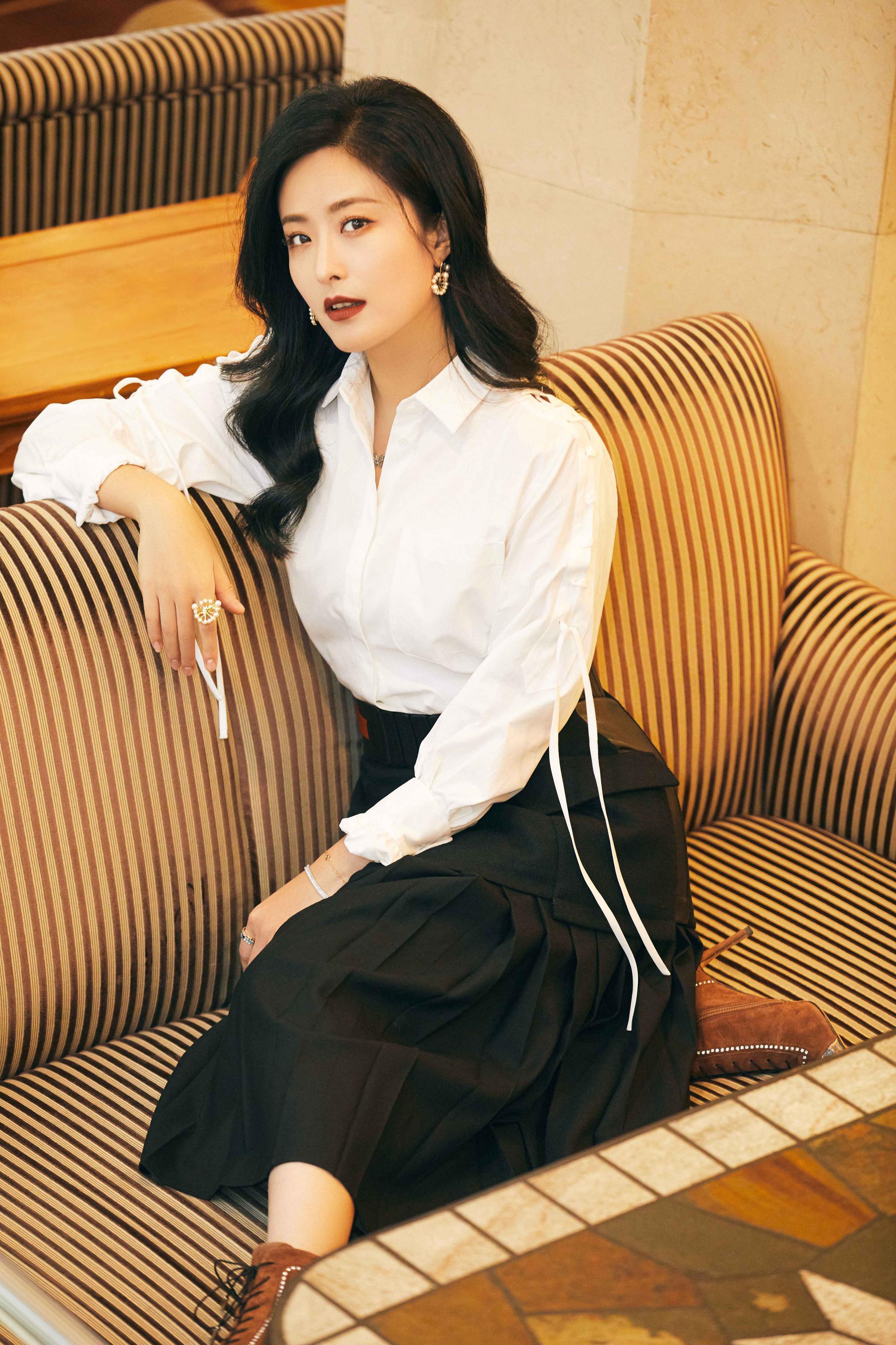 徐百慧金色索玛花定档1218导演力赞其拒绝替身敬业满分