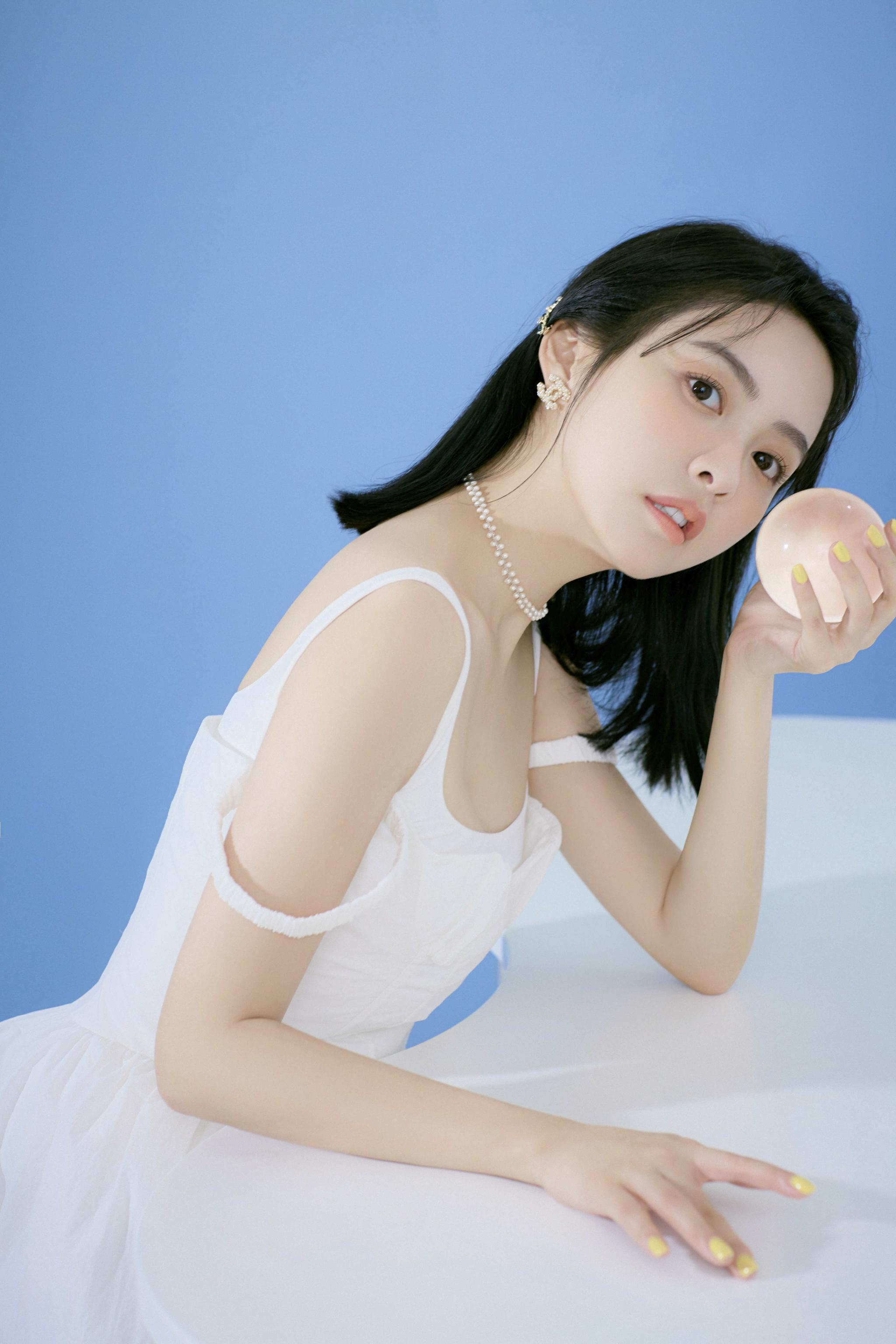 余心恬清纯写真曝光恋上喵星人热播实力演绎喵星本喵