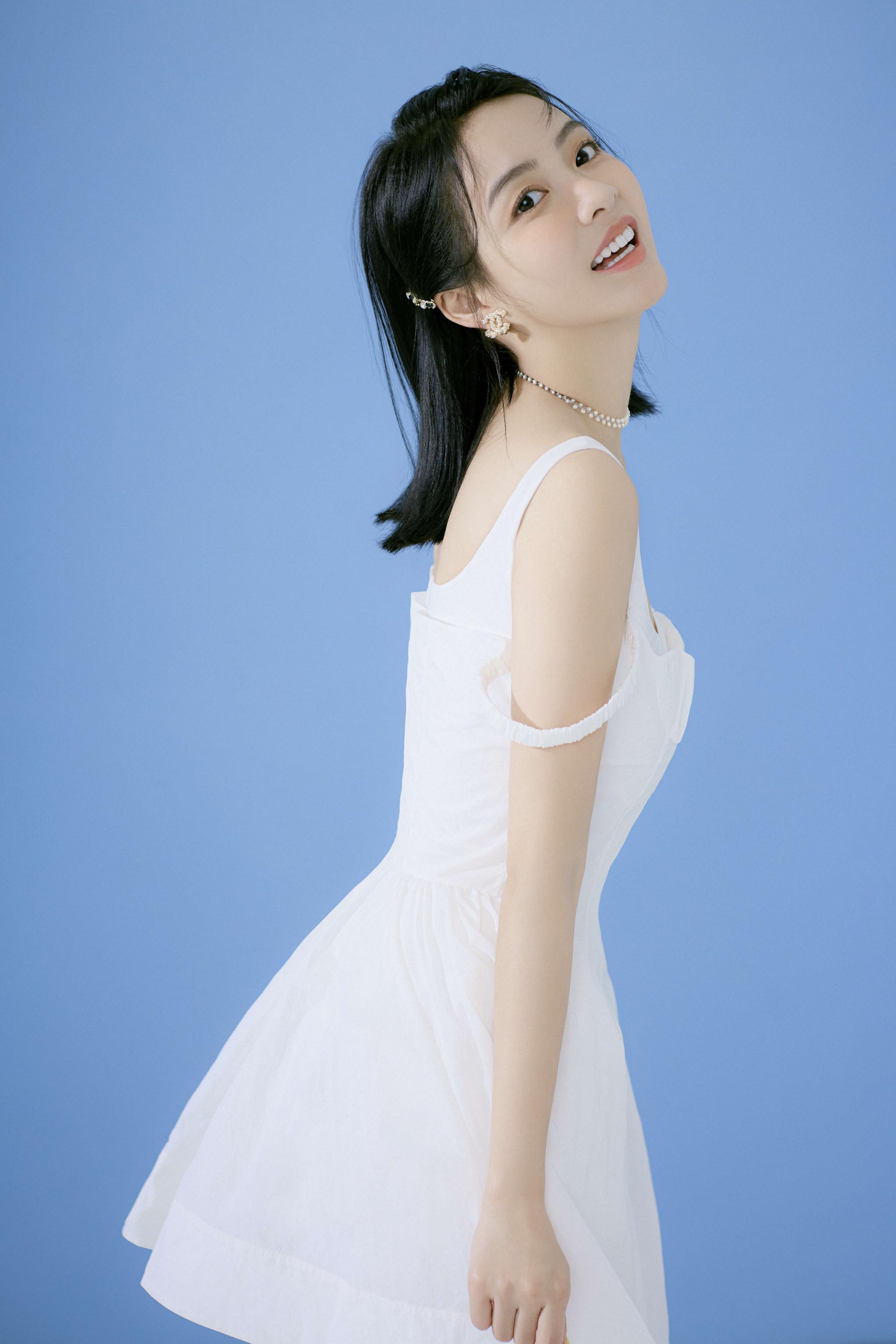 余心恬清纯写真曝光恋上喵星人热播实力演绎喵星本喵