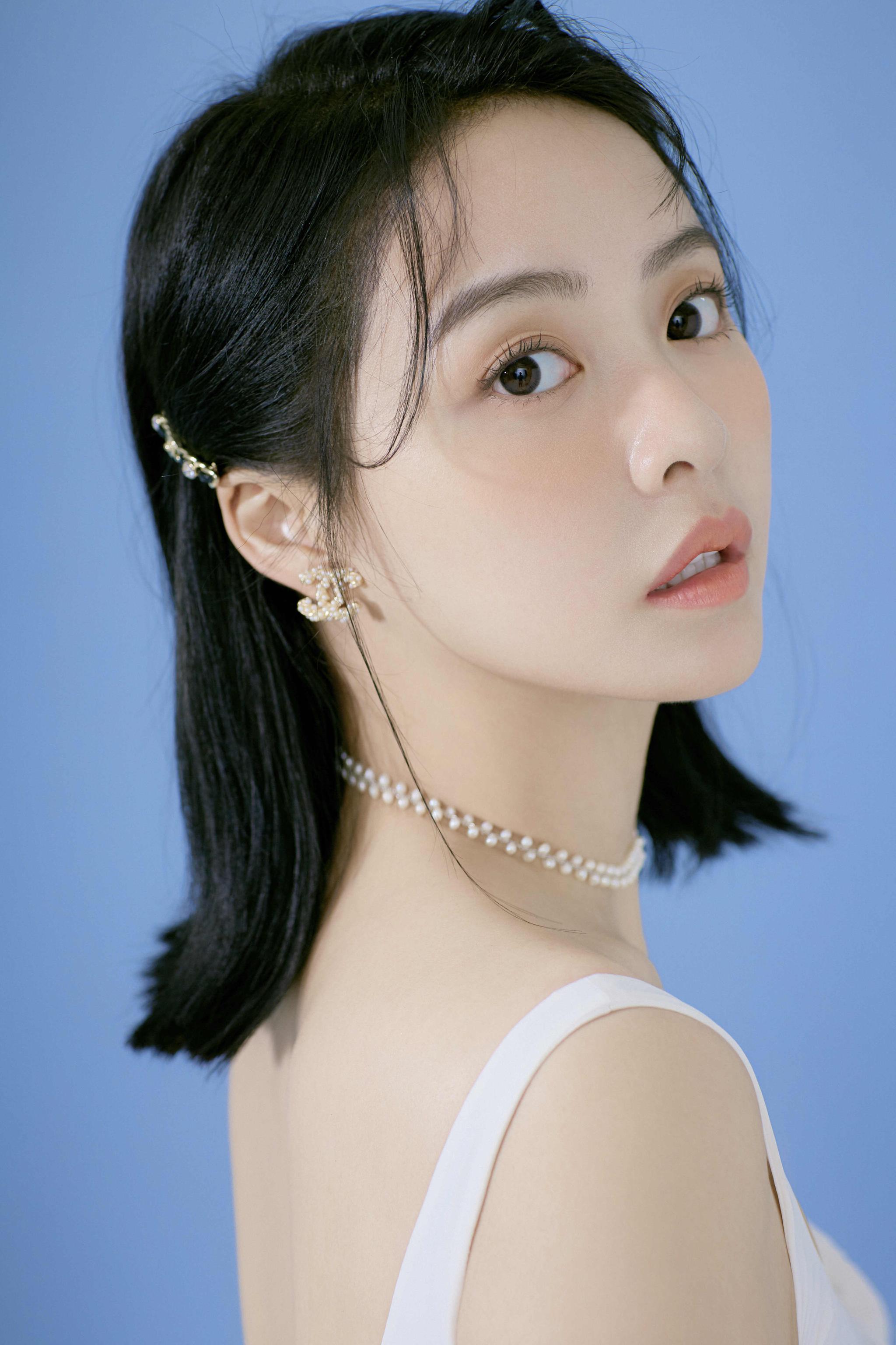 余心恬清纯写真曝光恋上喵星人热播实力演绎喵星本喵