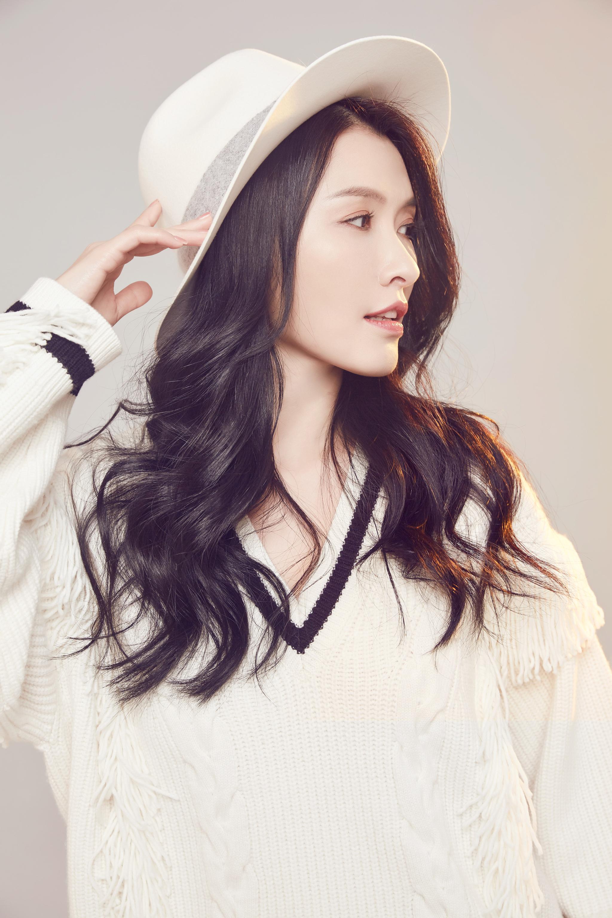 徐洁儿冬日暖心写真曝光笑容明朗治愈感十足