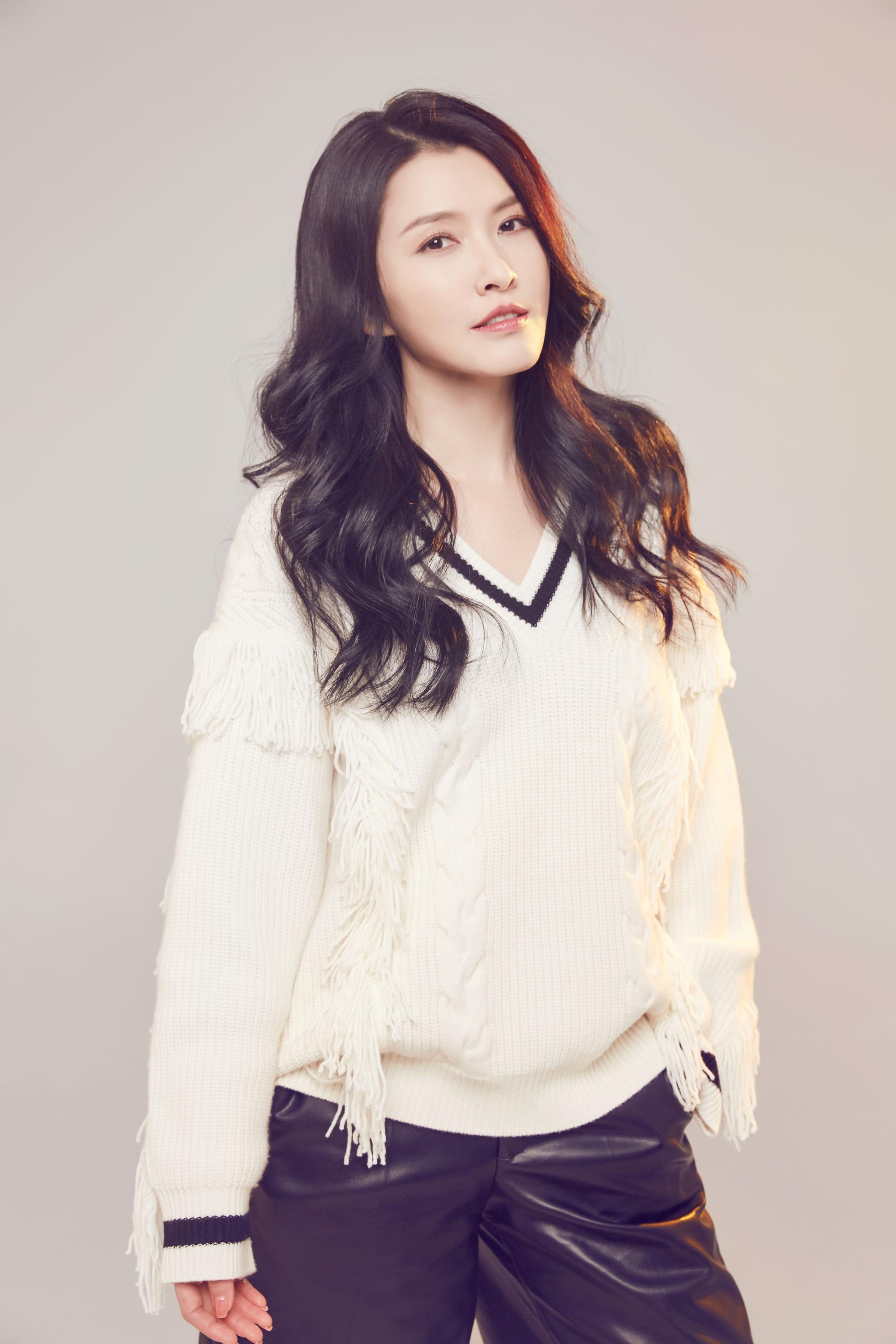 徐洁儿冬日暖心写真曝光笑容明朗治愈感十足