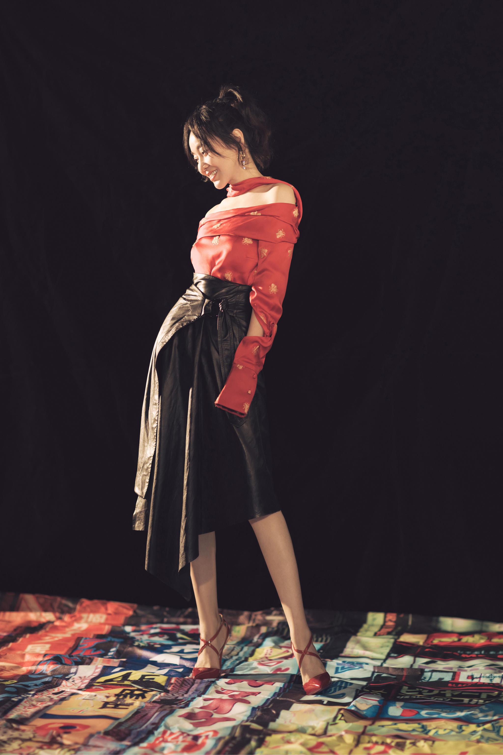 闫妮新电影杀青 衣服"血迹"引猜测|闫妮|两只老虎|一仆二主_新浪新闻