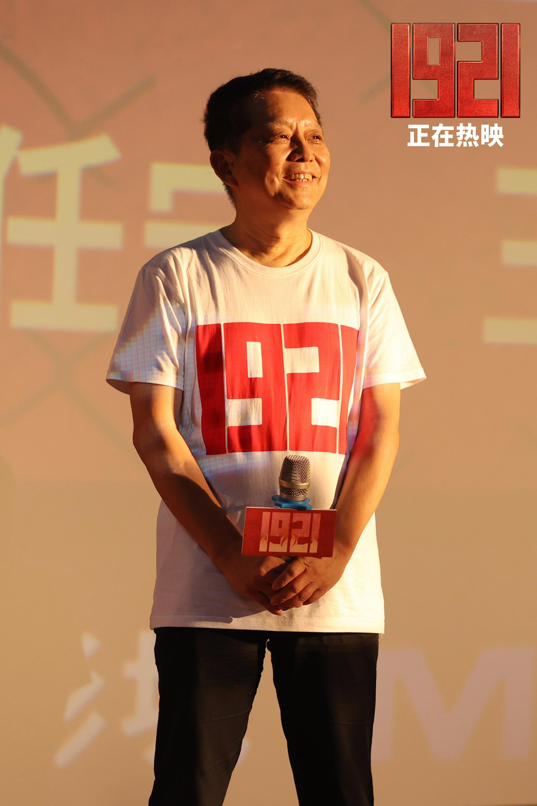 正文  影片监制兼导演黄建新,制片人任宁携演员王仁君,此沙于昨日来到