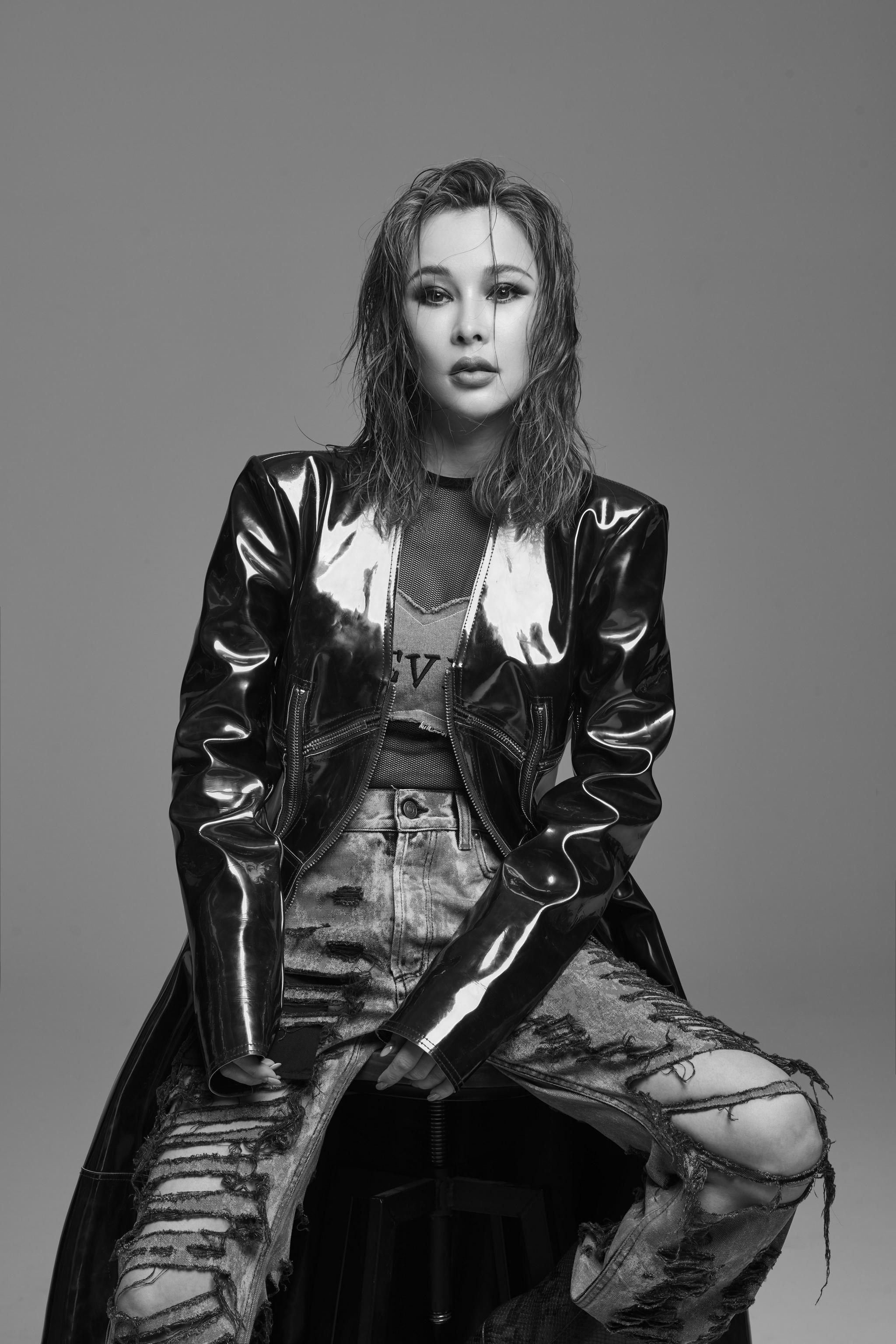 温岚黑白质感大片释出 怼脸拍一展可a可美的双重魅力__财经头条