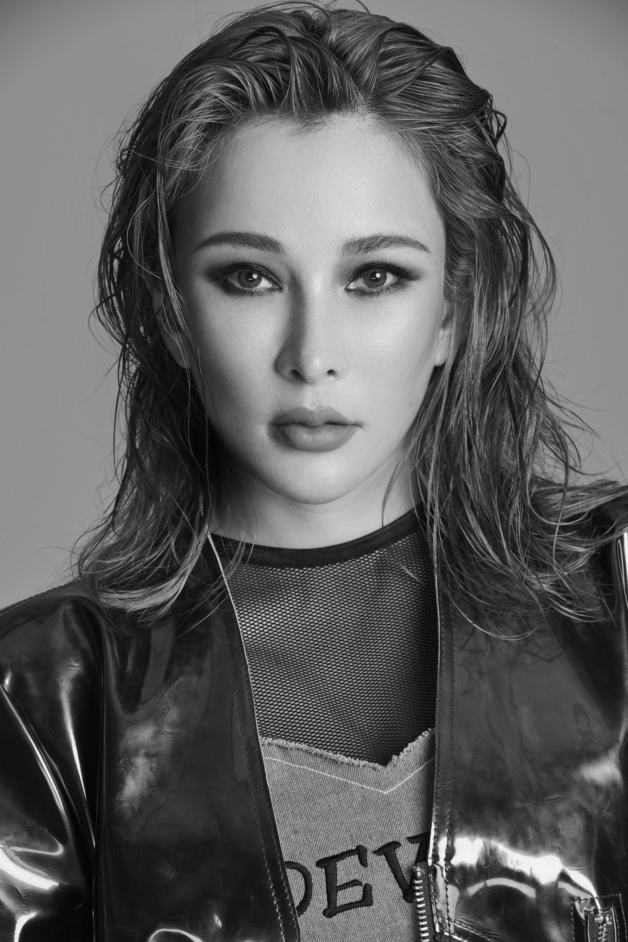 温岚黑白质感大片释出 怼脸拍一展可a可美的双重魅力__财经头条