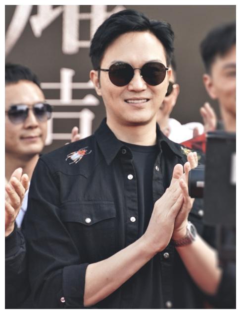 张智霖夫妇喝茶被偶遇,靓靓与好友开心热聊,大仙墨镜遮面似保镖