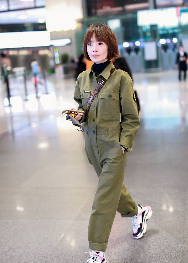 鲁豫街拍:军绿色工装连体裤balenciaga老爹鞋率性干练