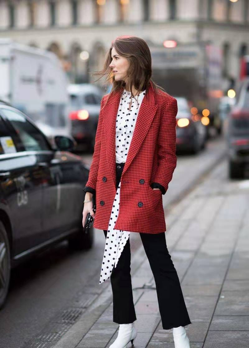 路人街拍:图一小姐姐红色的外套搭配黑色裤子,时尚好看又气质!