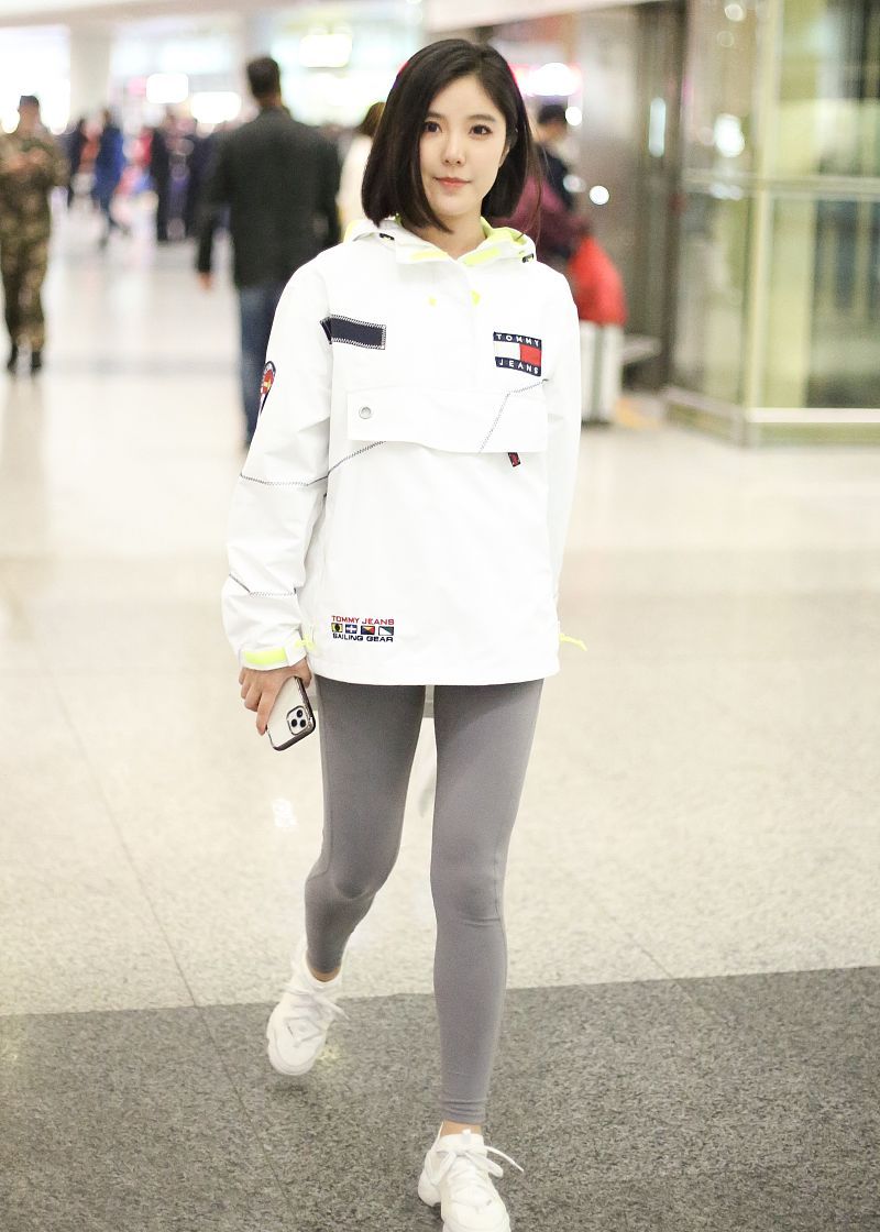 赵奕欢街拍:tommy hilfiger冲锋衣瑜伽裤 帆布包小白鞋清爽运动