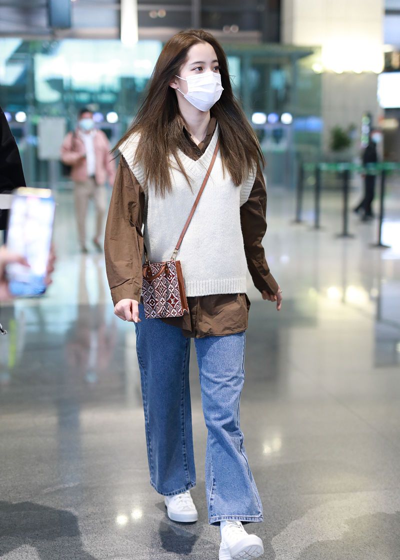 欧阳娜娜街拍:针织背心内搭衬衣牛仔直筒裤lv手机包学院范