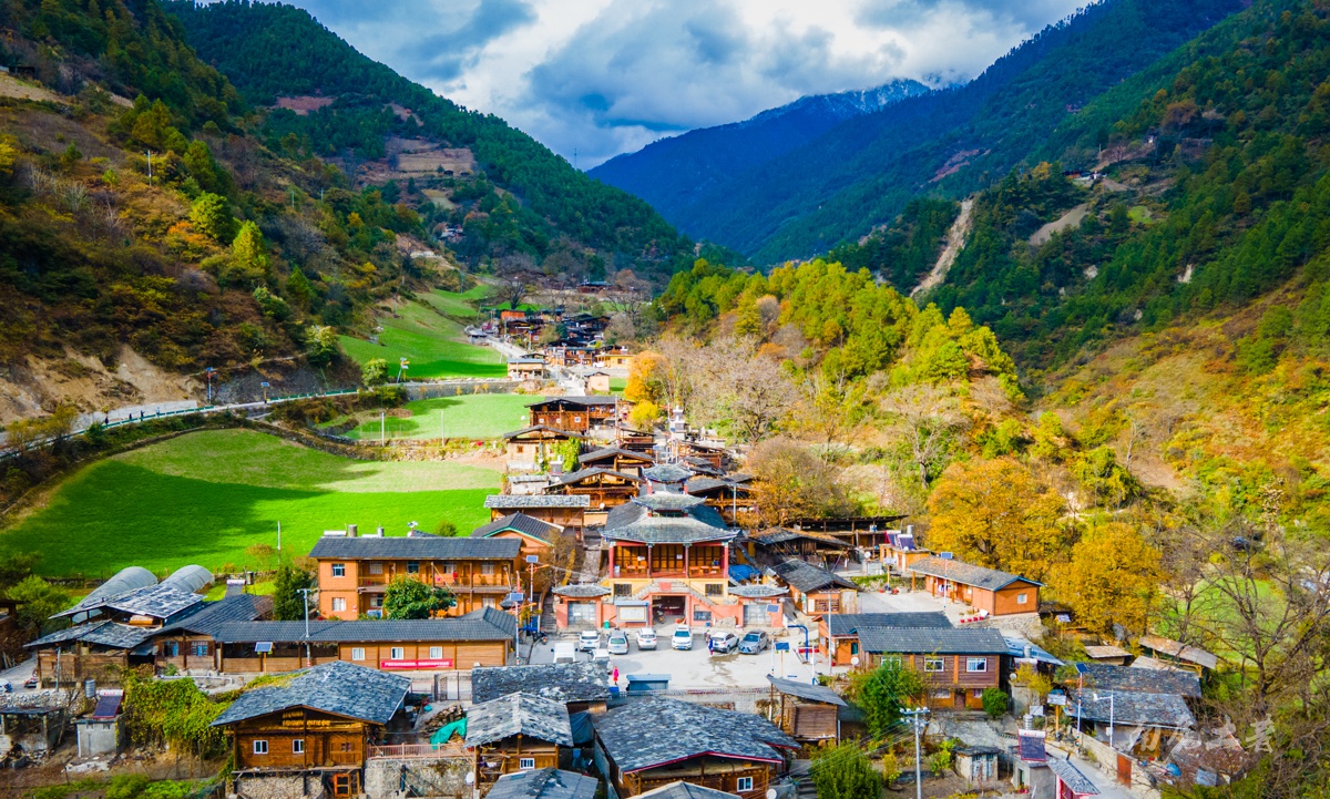 大峡谷北端的最后一个村子,以优美的田园风光著称的小小村落叫秋那桶