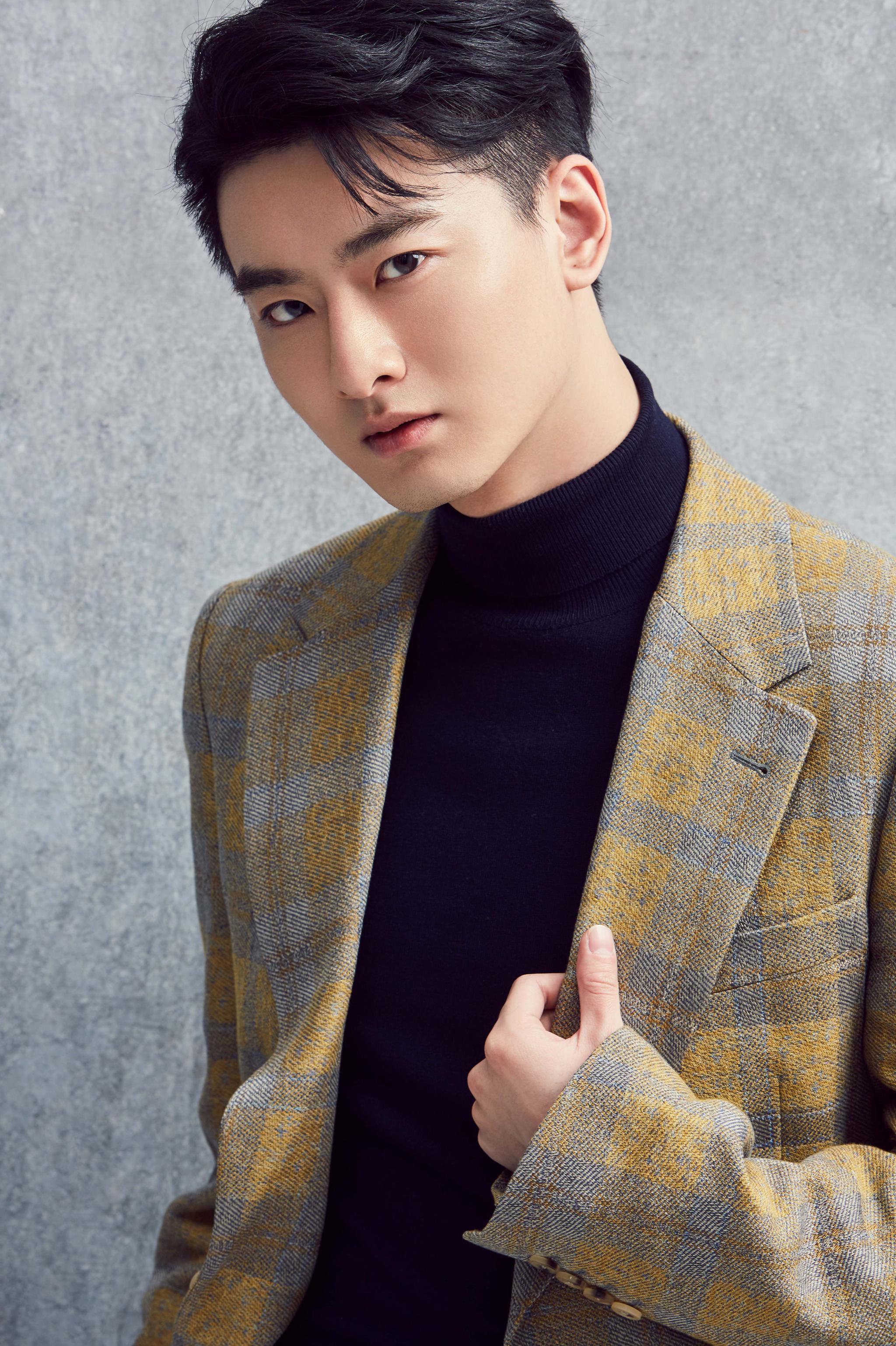 王泽轩精英职场范写真 亦正亦邪眼神杀