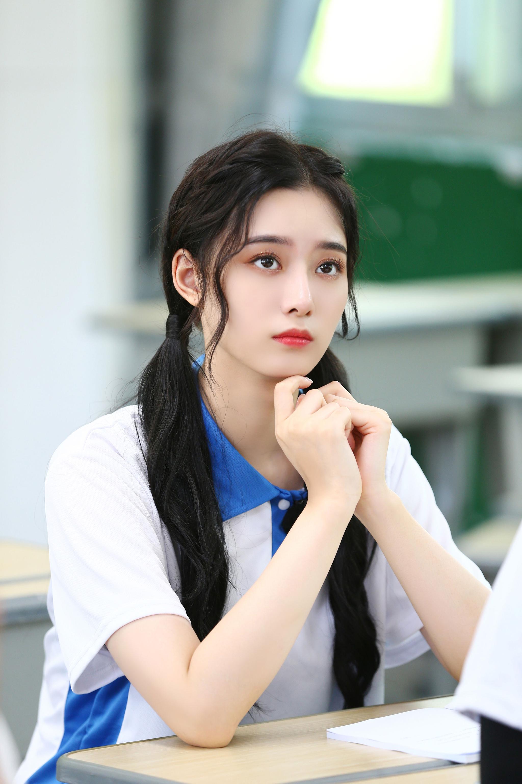 徐艺洋《还有诗和远方》综艺首秀 搭档张国立张绍刚谈女团心路