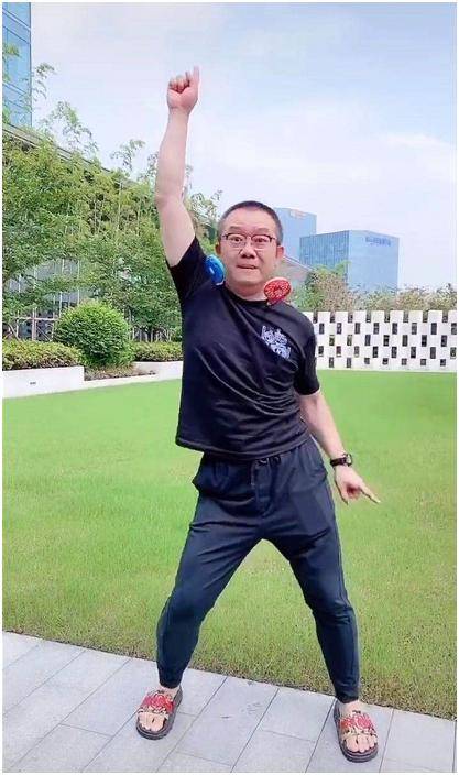 主持人涂磊晒近况,43岁难掩身材发胖,退出《爱情保卫战》成遗憾