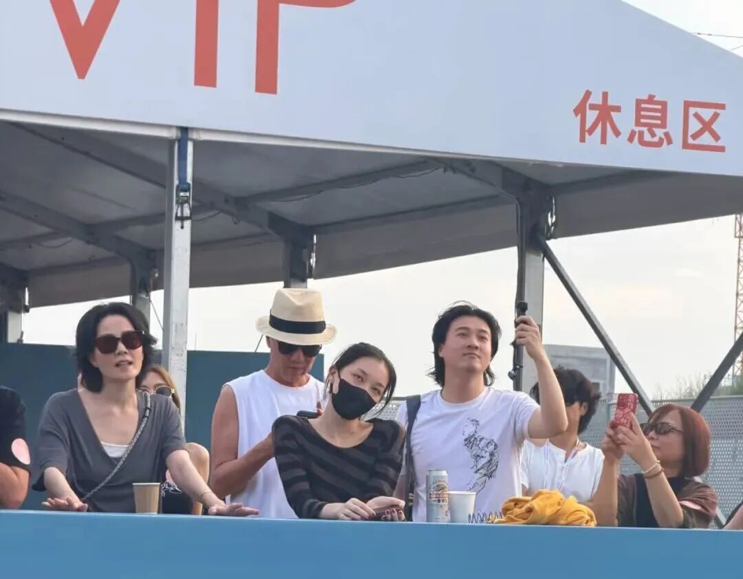 王菲母女三人同框！现身阿那亚支持窦靖童演出，当日逢谢霆锋生日