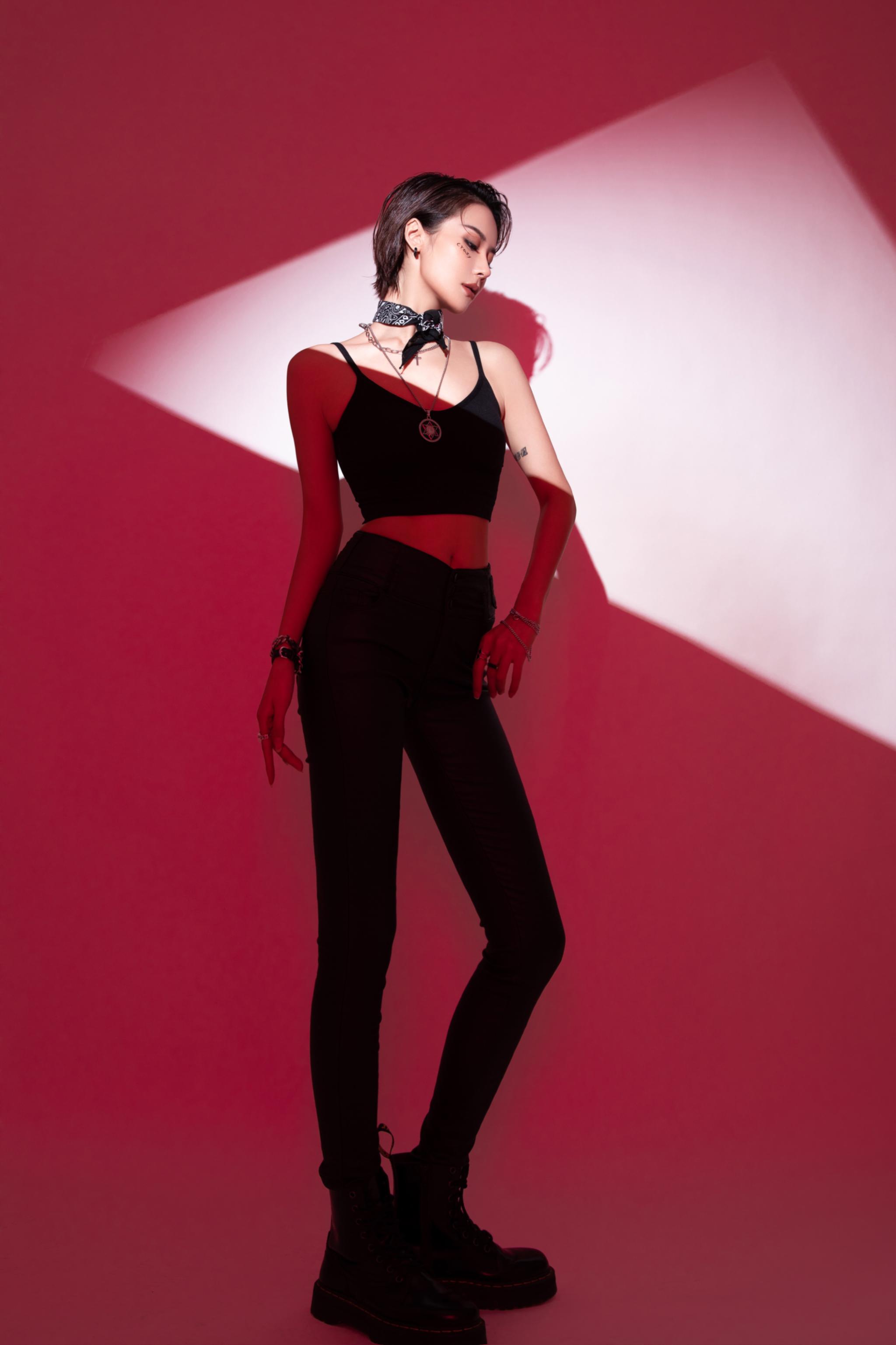 王芯芯飒爽短发颠覆以往柔美形象 实力圈粉(组图)