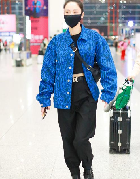 “董璇”打扮洋气走机场，穿蓝色外套配工装裤，素颜更加显气质