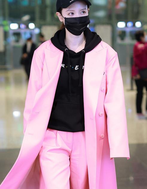 张萌穿“粉色”西服套装太甜美，俏皮可爱又显嫩，魅力挡不住！