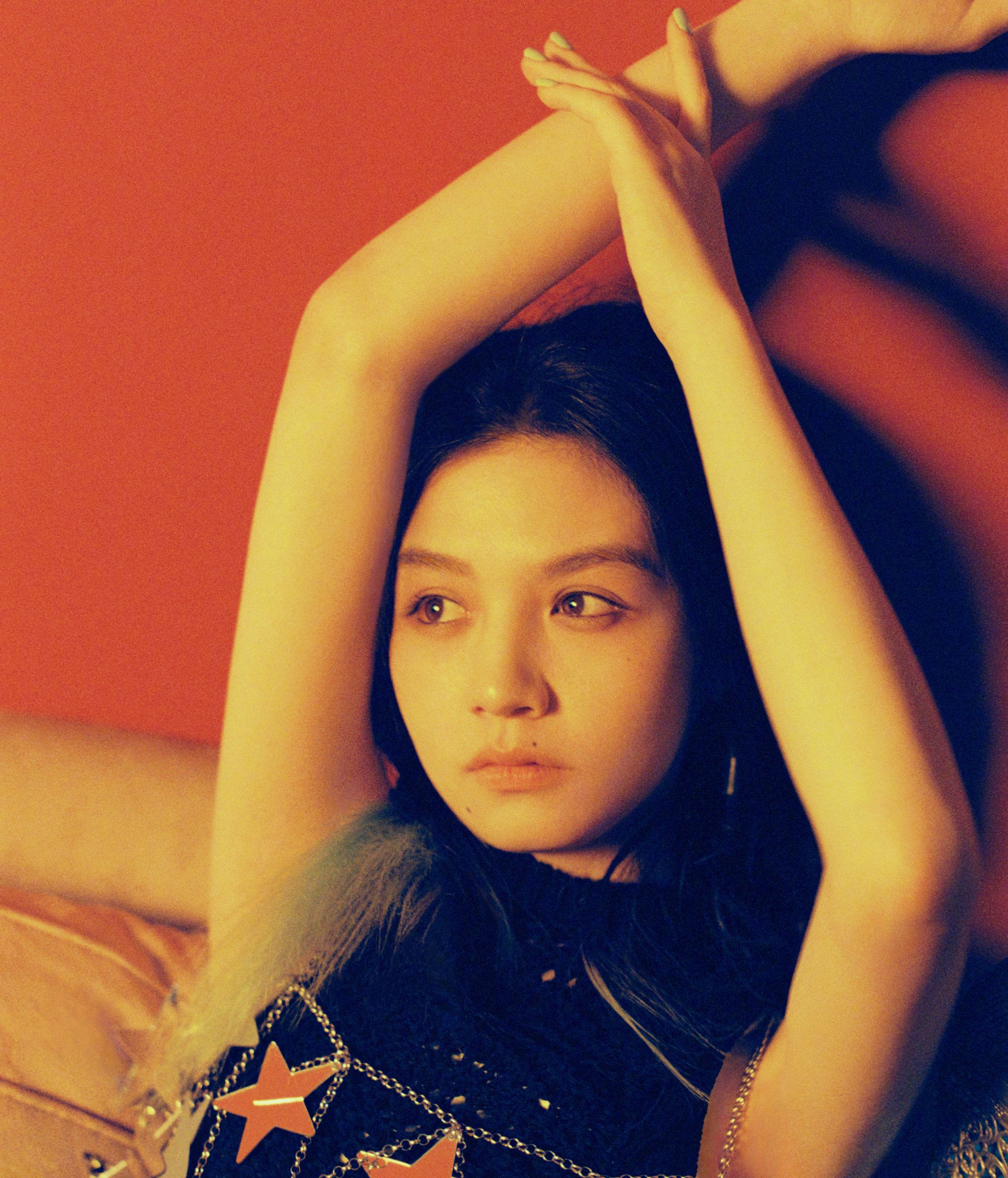 90后女演员春夏好有灵气,拍森林写真宛如精灵公主,大眼睛好美丽