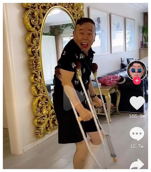 潘长江杵着拐杖穿高跟鞋风情万种似女人逗笑网友被指太调皮
