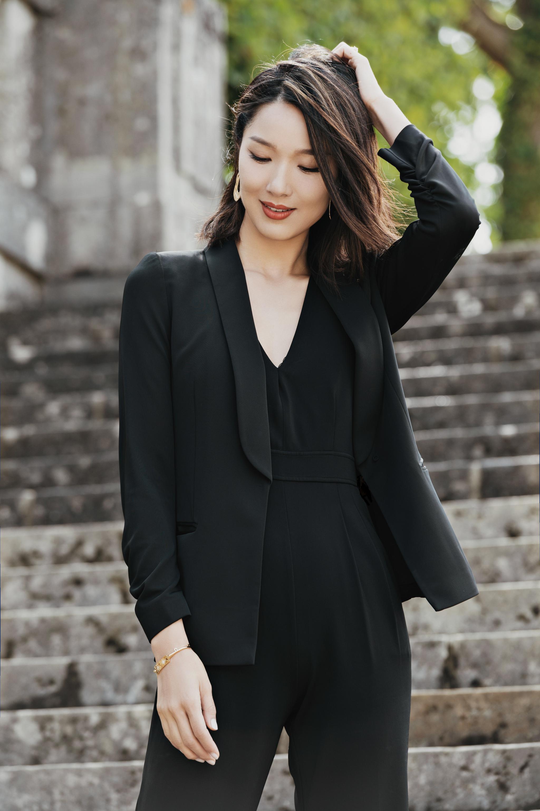 李亚男写真大片曝光 黑色连体裤穿搭尽显女强人气质