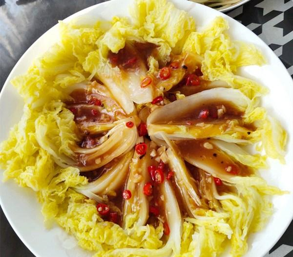 白灼娃娃菜,把娃娃菜清洗干净后,煮熟后摆放在盘子里,在用蚝油,小辣椒